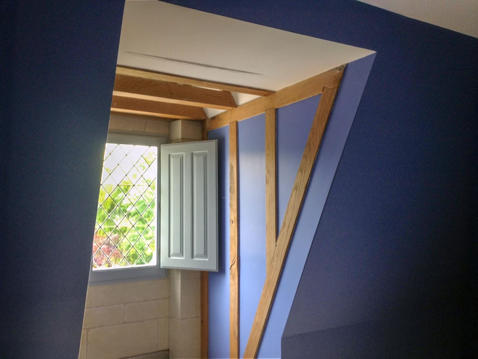 Intérieur d'une maison en rénovation avec combles aménagés