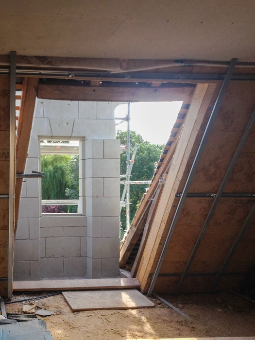 Chantier de construction résidentielle en cours, combles aménageables avec charpente bois apparente