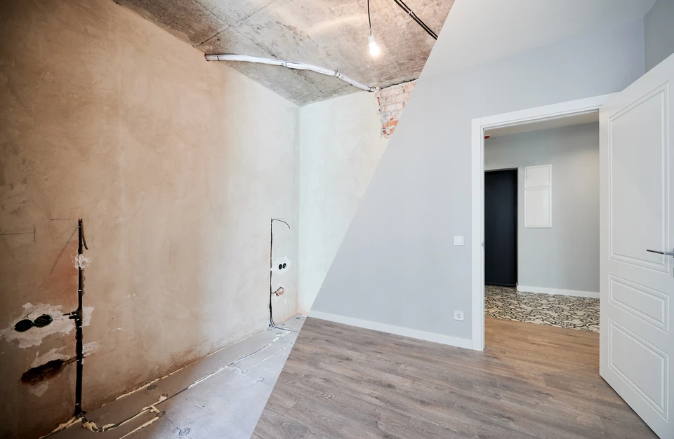 Chantier de r&eacute;novation int&eacute;rieur avec murs en cours de pr&eacute;paration