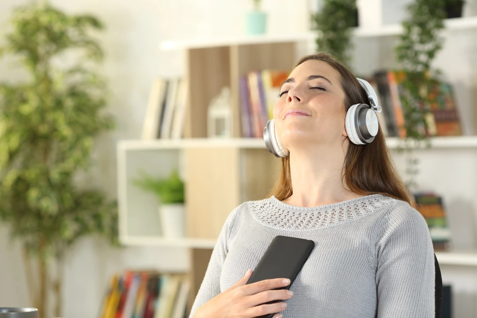L'intérieur est élégant, avec une armoire en bois ornée de plantes en pots, d'objets de décoration et de livres