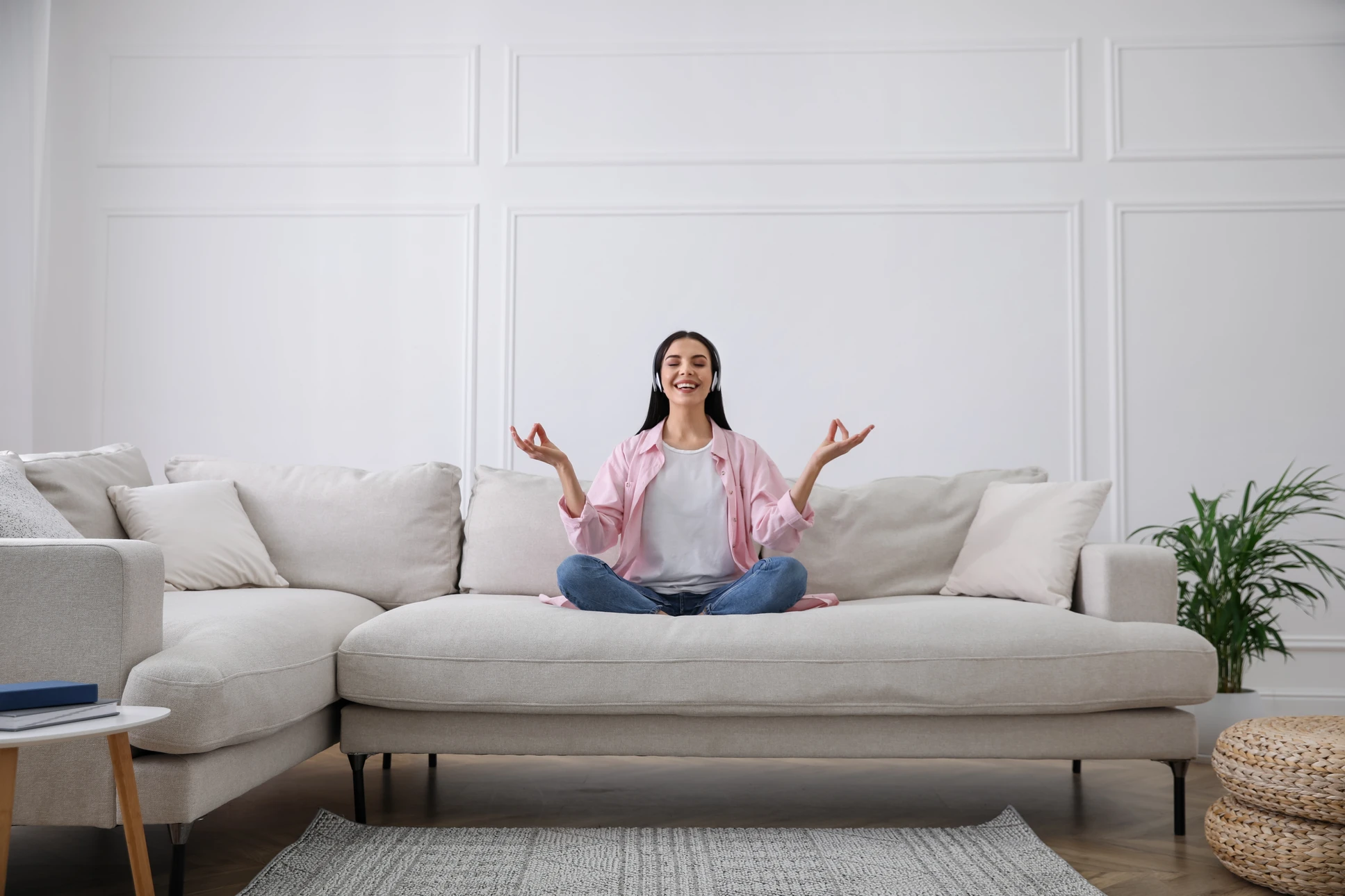 Appartement moderne ouvert avec cuisine équipée, salle à manger et salon décloisonnés