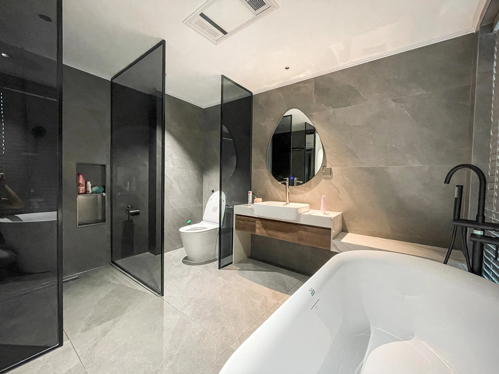 Salle de bain moderne avec double vasque en céramique blanche posée sur plan de travail en quartz blanc