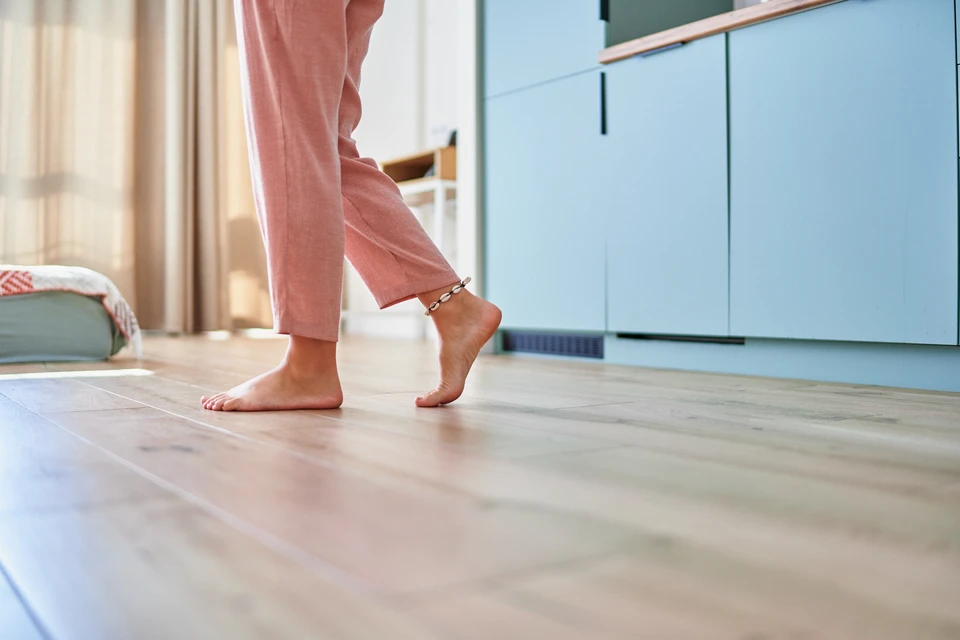 Salle de bain moderne compacte avec douche à l'italienne, toilettes suspendues et meuble vasque