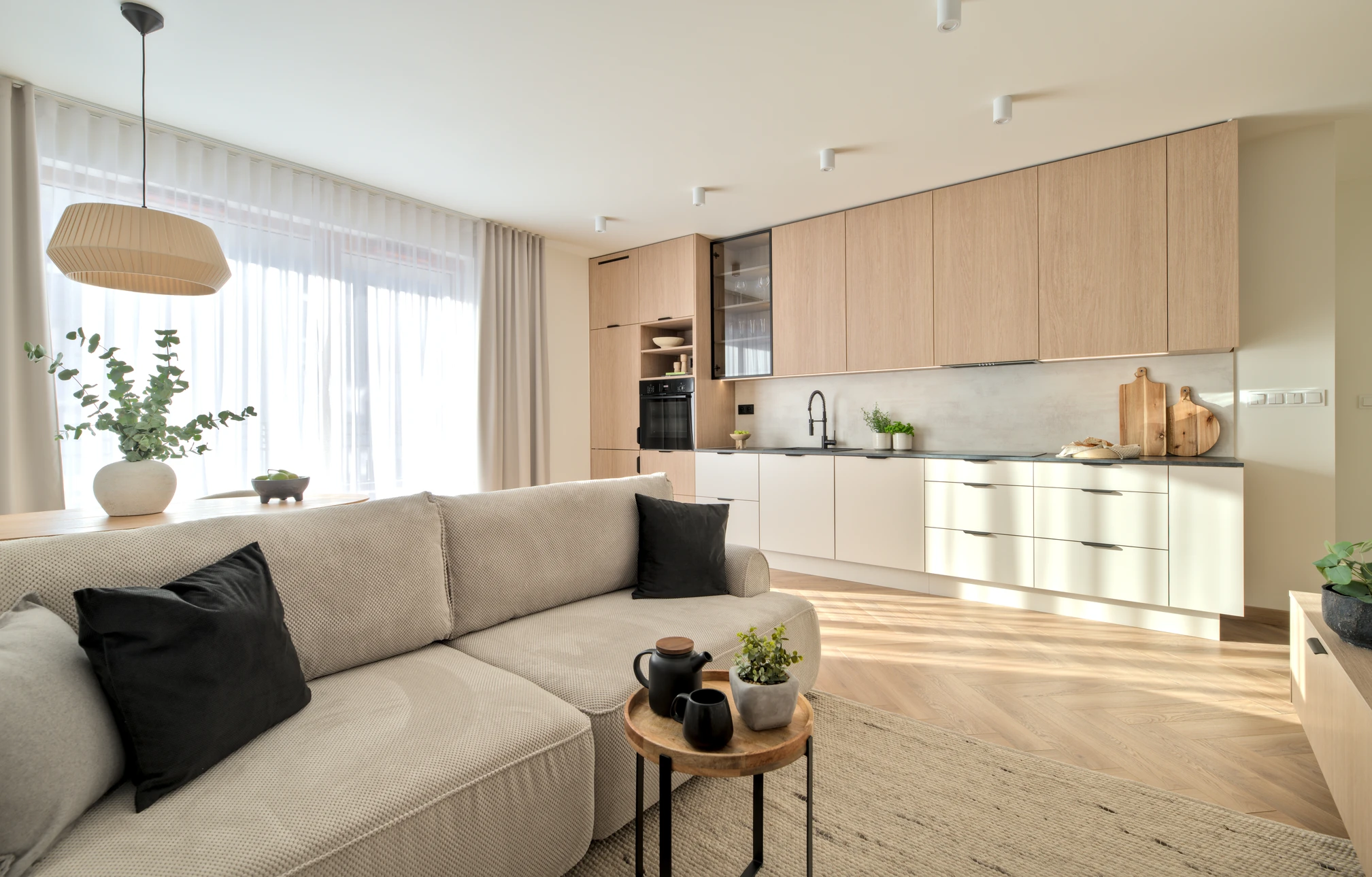 Intérieur d'un bâtiment en construction avec murs à ossature métallique