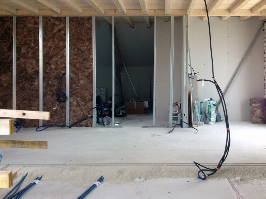 Chantier de rénovation intérieure d'une maison traditionnelle en cours de restauration