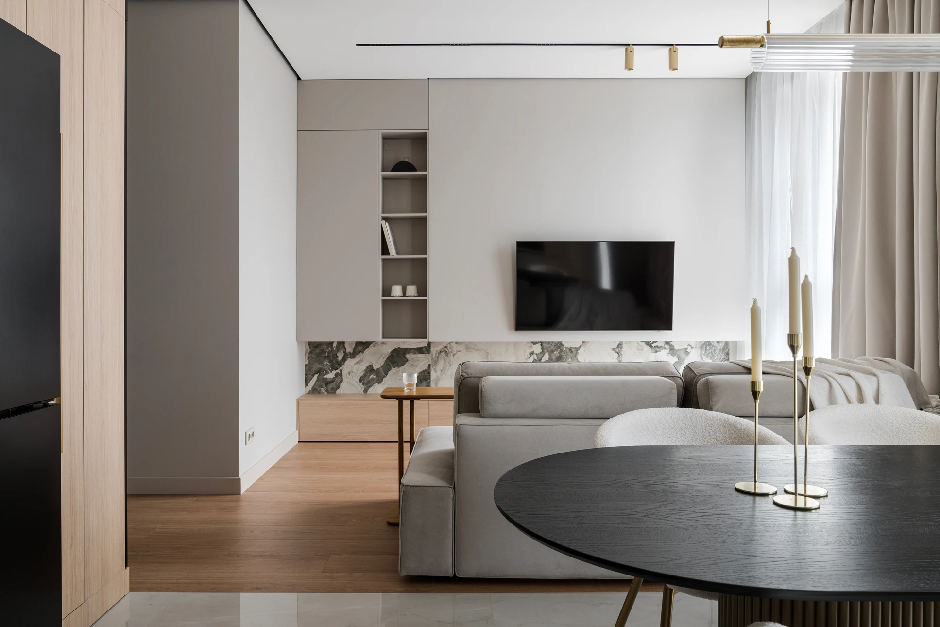 Échelle haute et sale posée par une cloison sèche inachevée sur le sol dans une pièce vide sur le chantier