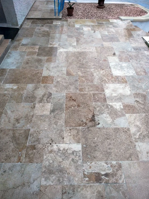 Chantier de construction intérieure en cours avec ouvriers installant cloisons sèches