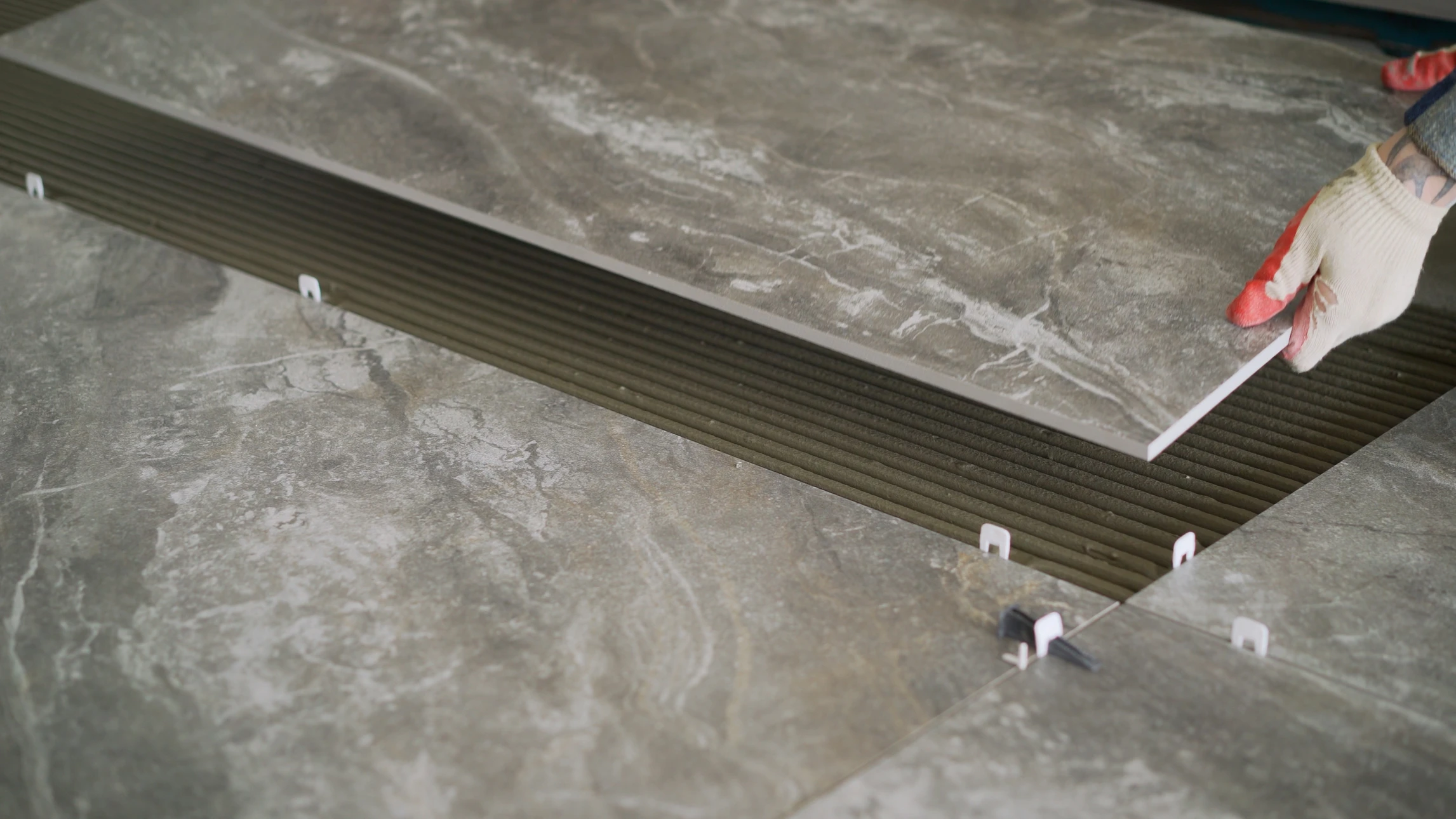 Intérieur moderne avec bureau en bois, étagères murales, plantes vertes d'intérieur, objets décoratifs artisanaux