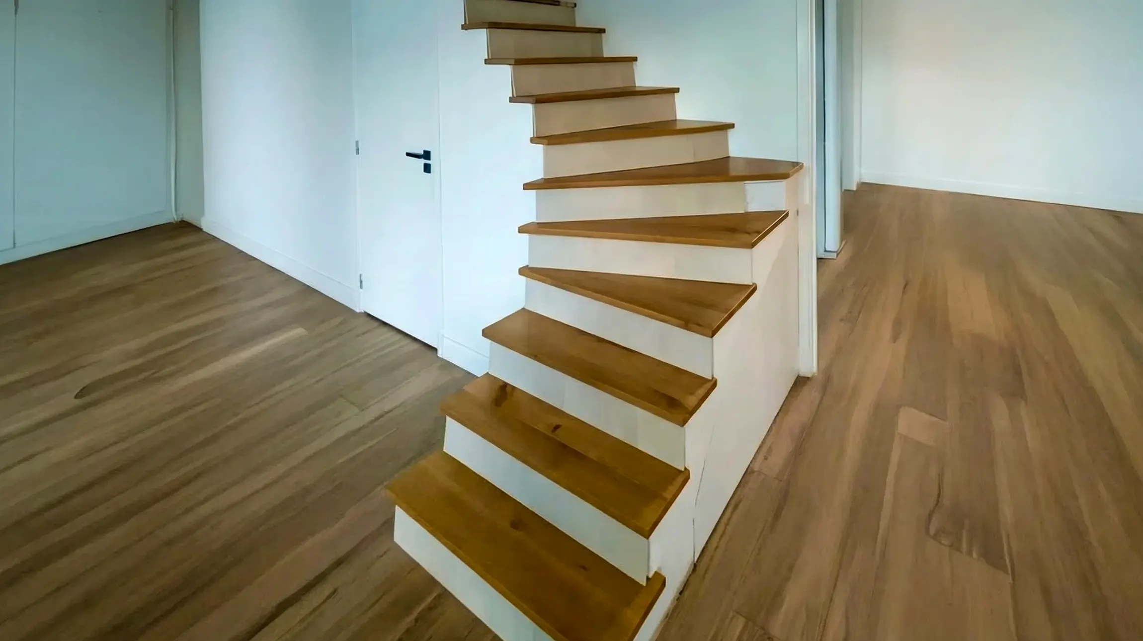 Int&eacute;rieur r&eacute;sidentiel montrant l'angle d'un plafond avec moulures d&eacute;coratives