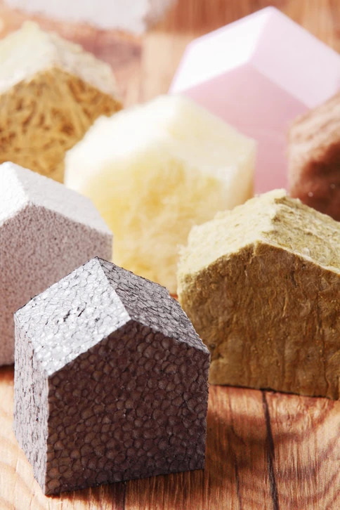 Scène d'intérieur professionnel où deux personnes examinent des échantillons de matériaux